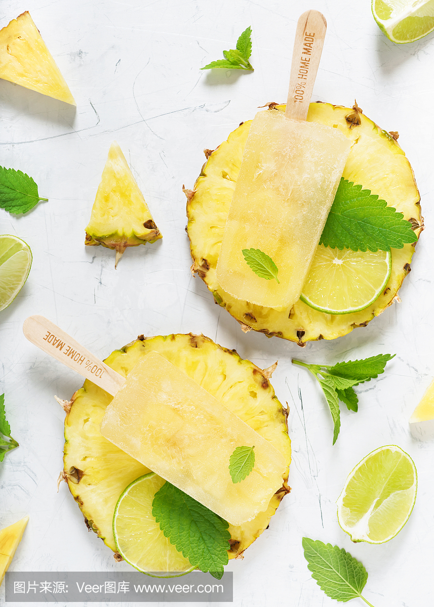 美味的自制菠萝冰棒与新鲜水果