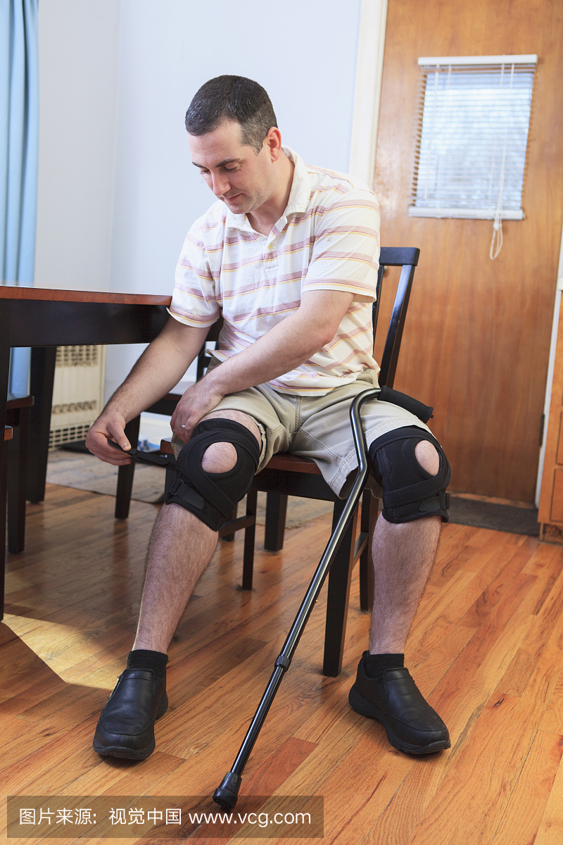人前交叉韧带(ACL)手术后,他的膝盖上调整大括