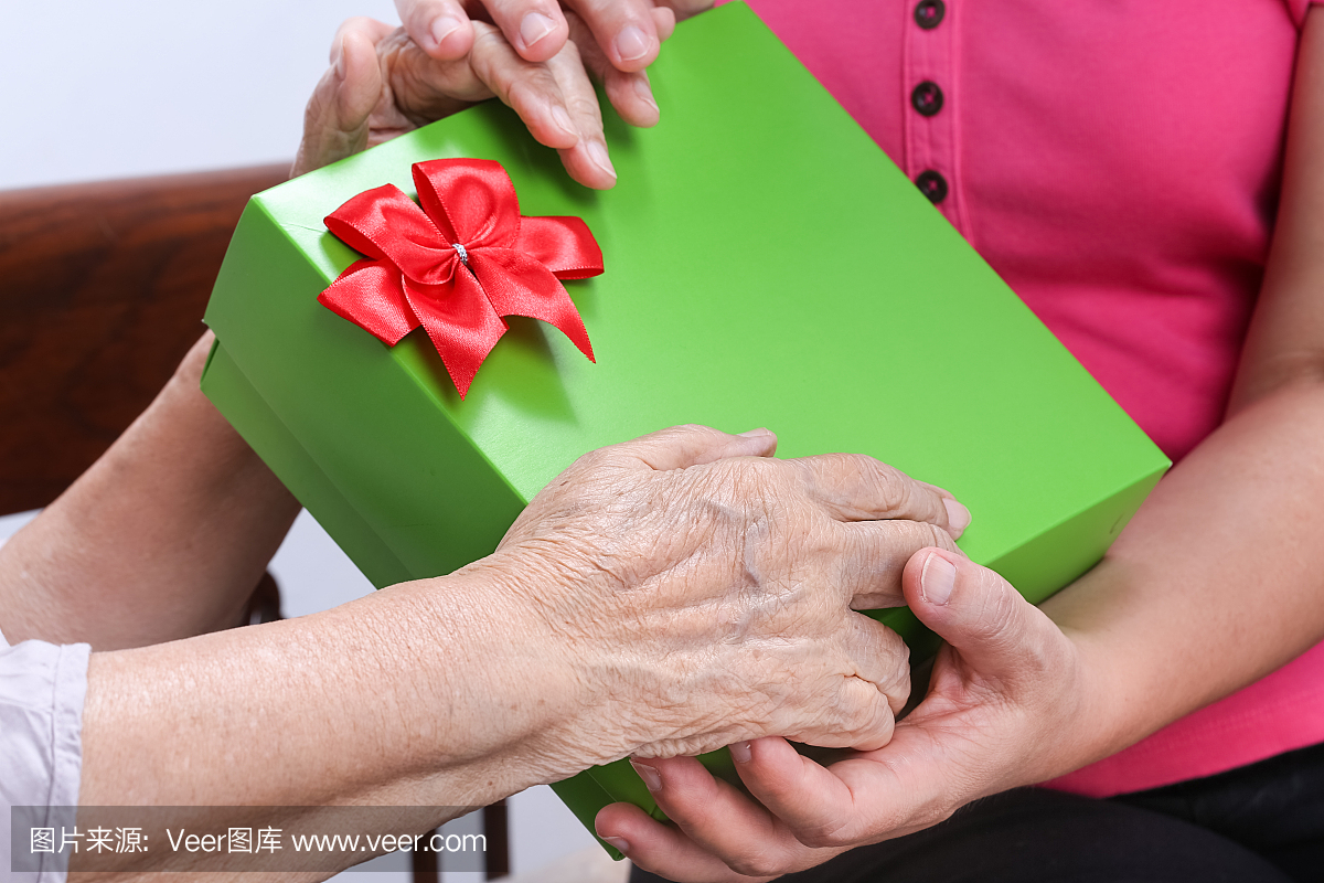 从女儿接受礼物的老妇人