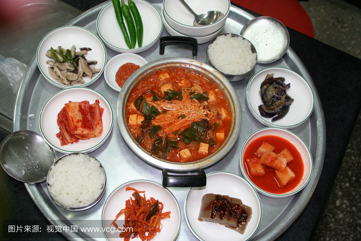 韩国汤与传统的菜肴