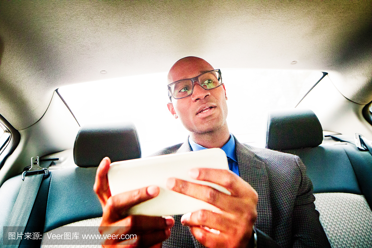 在检查手机上的时间表时,单身黑人男中旬与驾