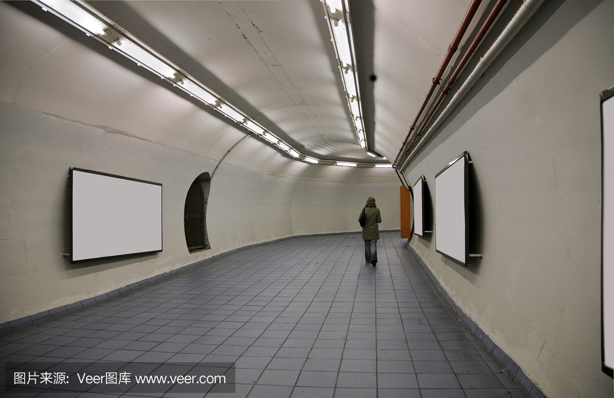 地铁隧道中的年轻女子 - 见下面的替代视图