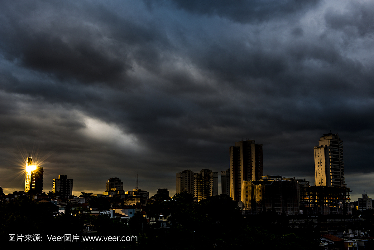 下雨的天空