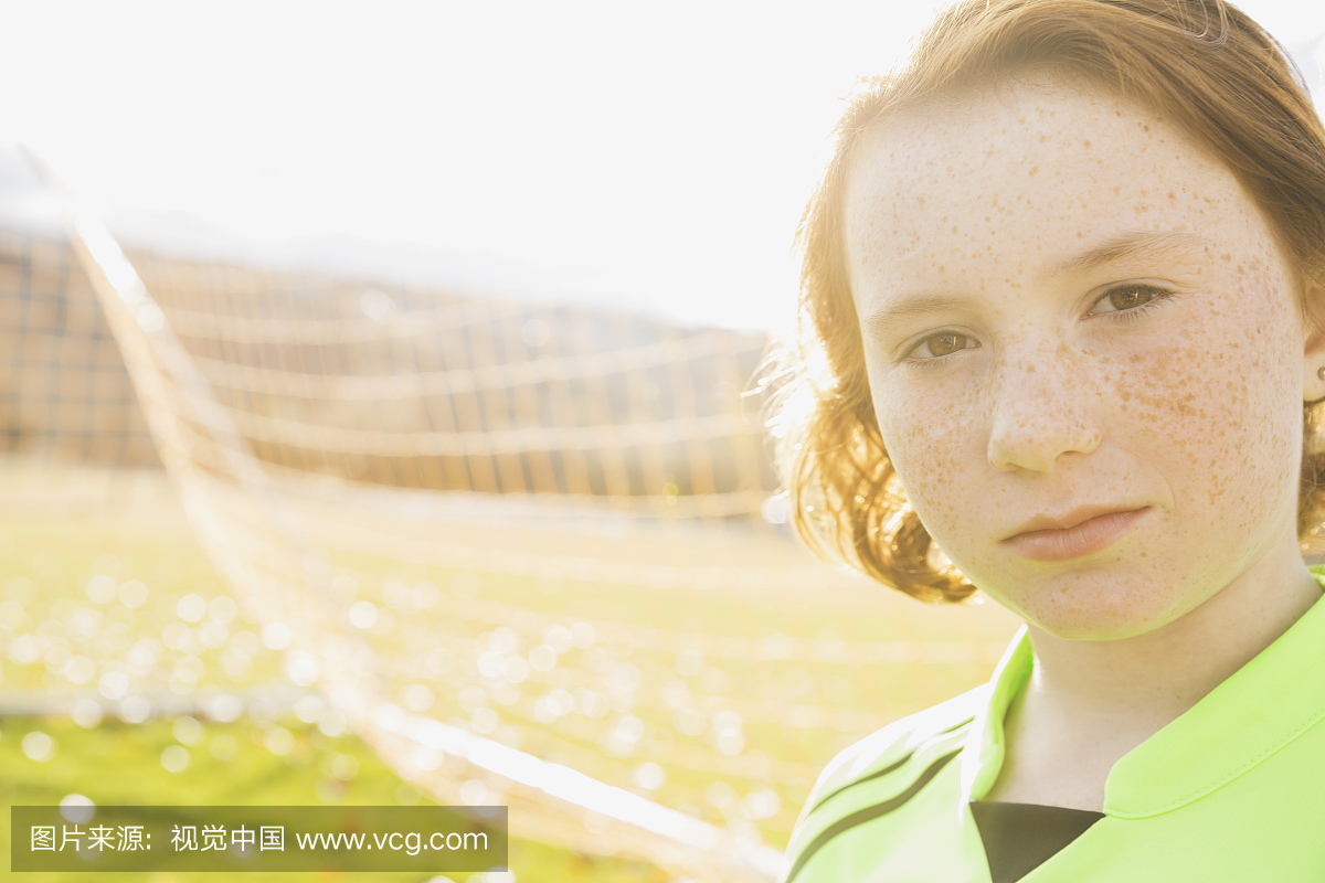 在足球场上的自信守门员的肖像