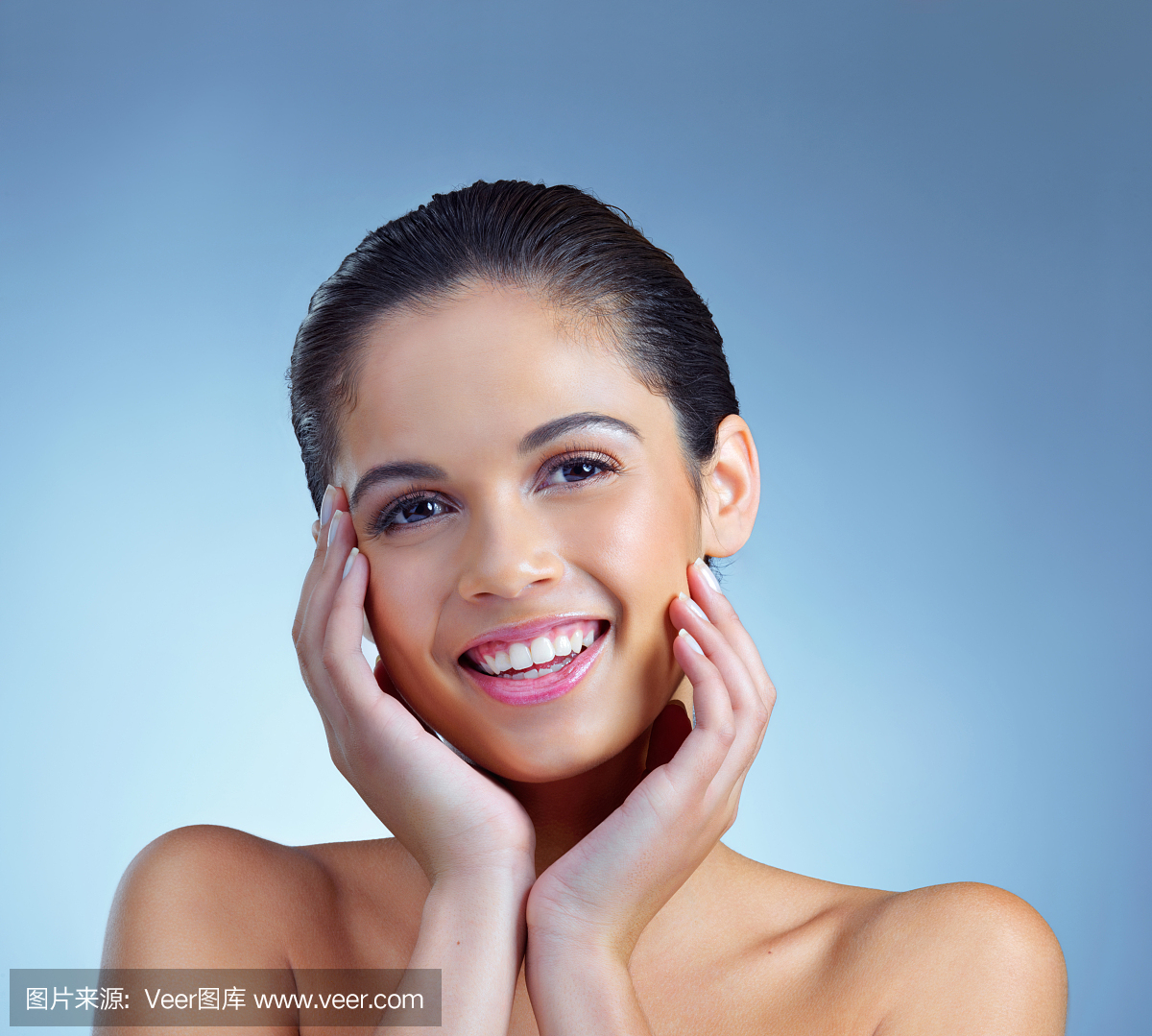 头发向后梳,后背头,将头发往后梳,化妆刷