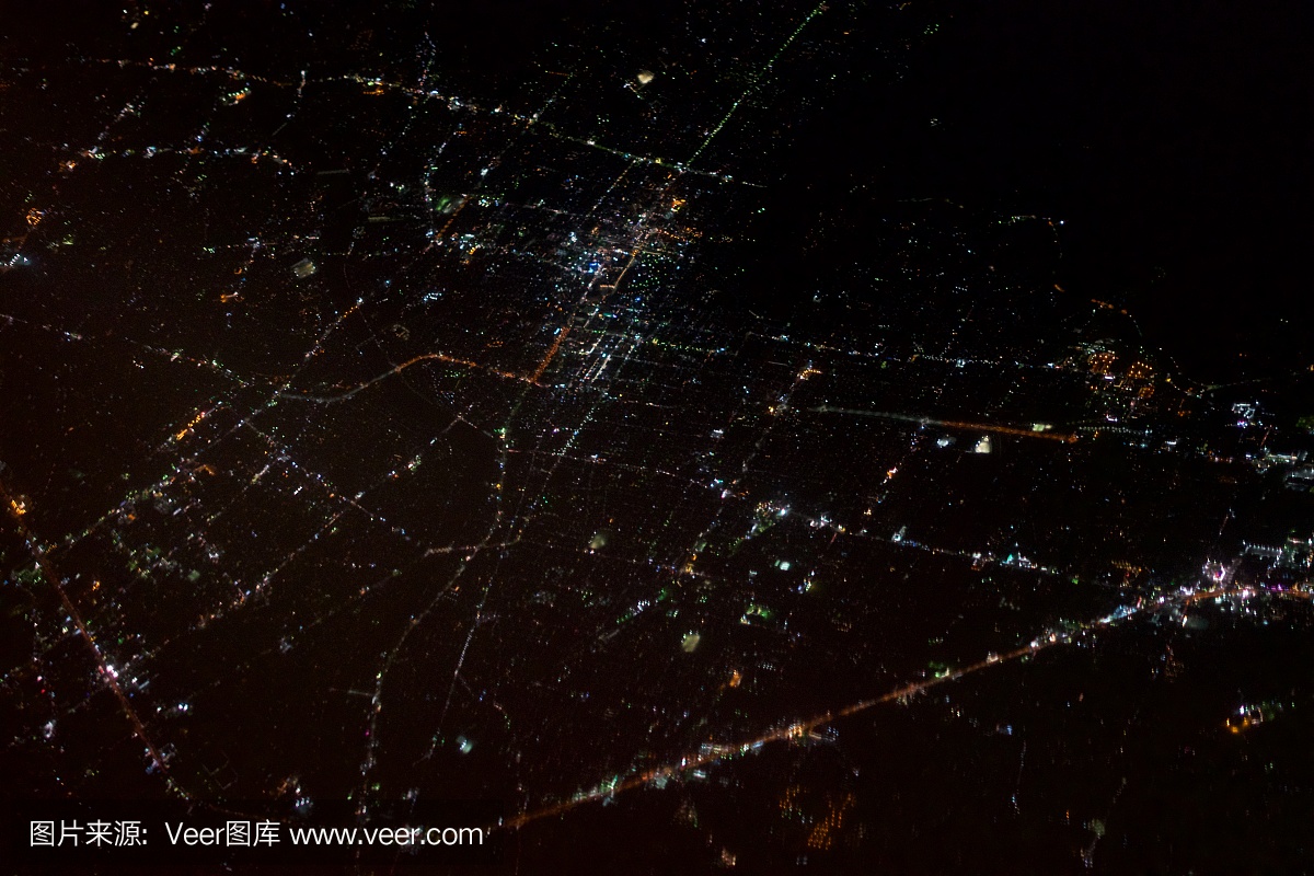 在日本山梨县甲府市从飞机的夜间时间鸟瞰图