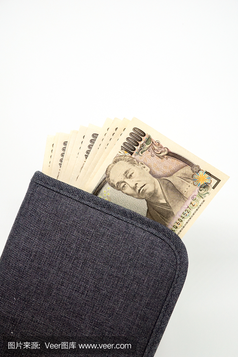 日本人10,000日元钞票插入护照持有人在白色