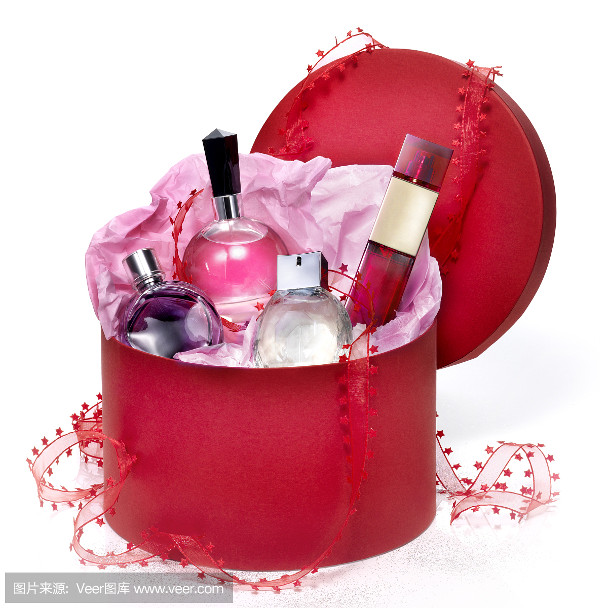 香水礼品套在一个红色的盒子里。
