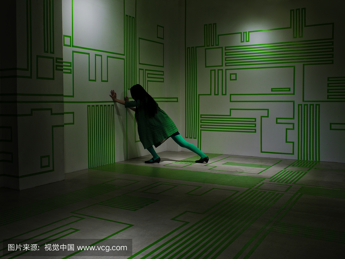 女人在电路板房间推墙