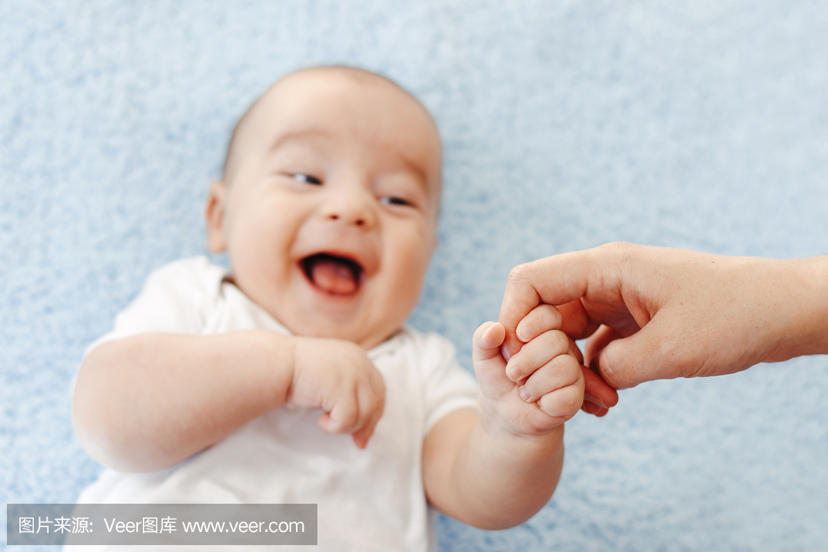 宝宝的手抚摸着母亲的手指
