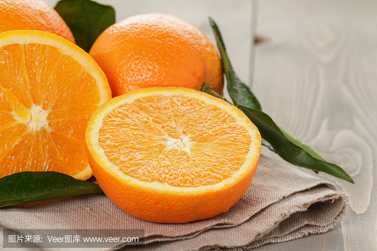 成熟的西班牙橙子在木桌上