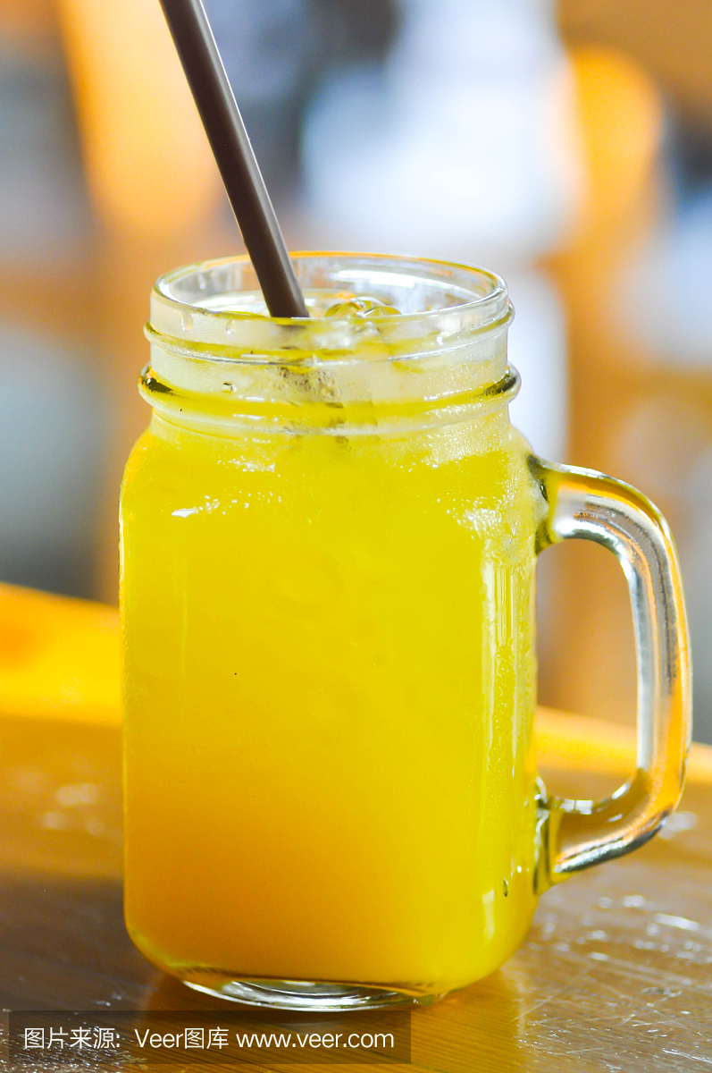 西番莲汁在桌子上