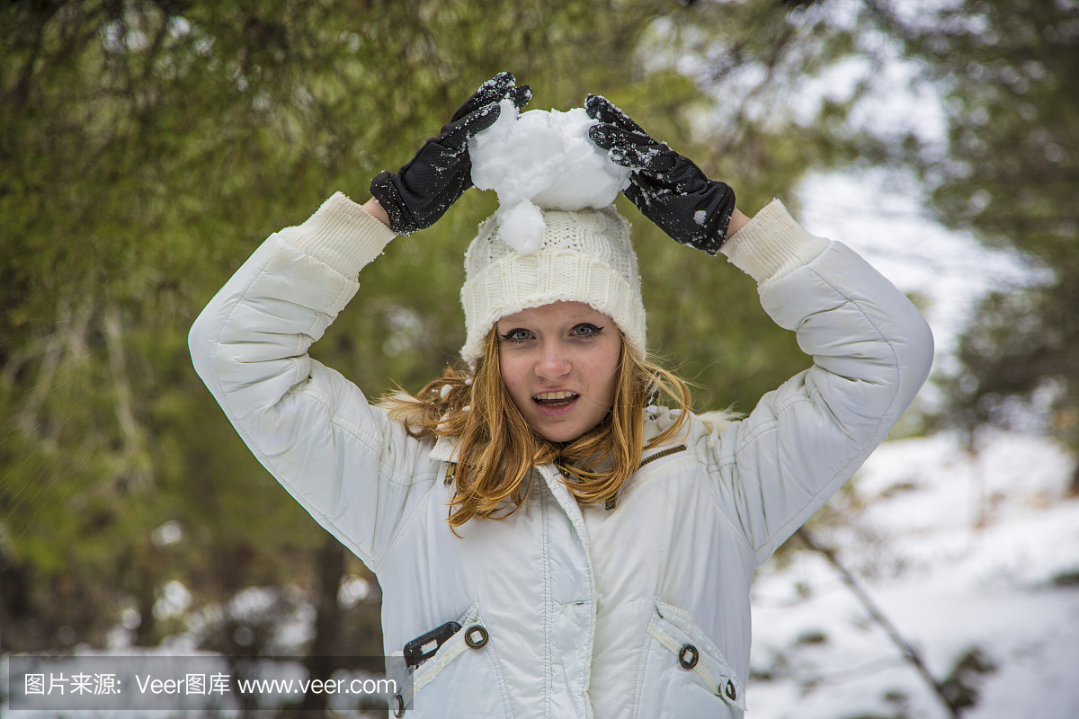 在白色冬天编织帽子的女孩肖像