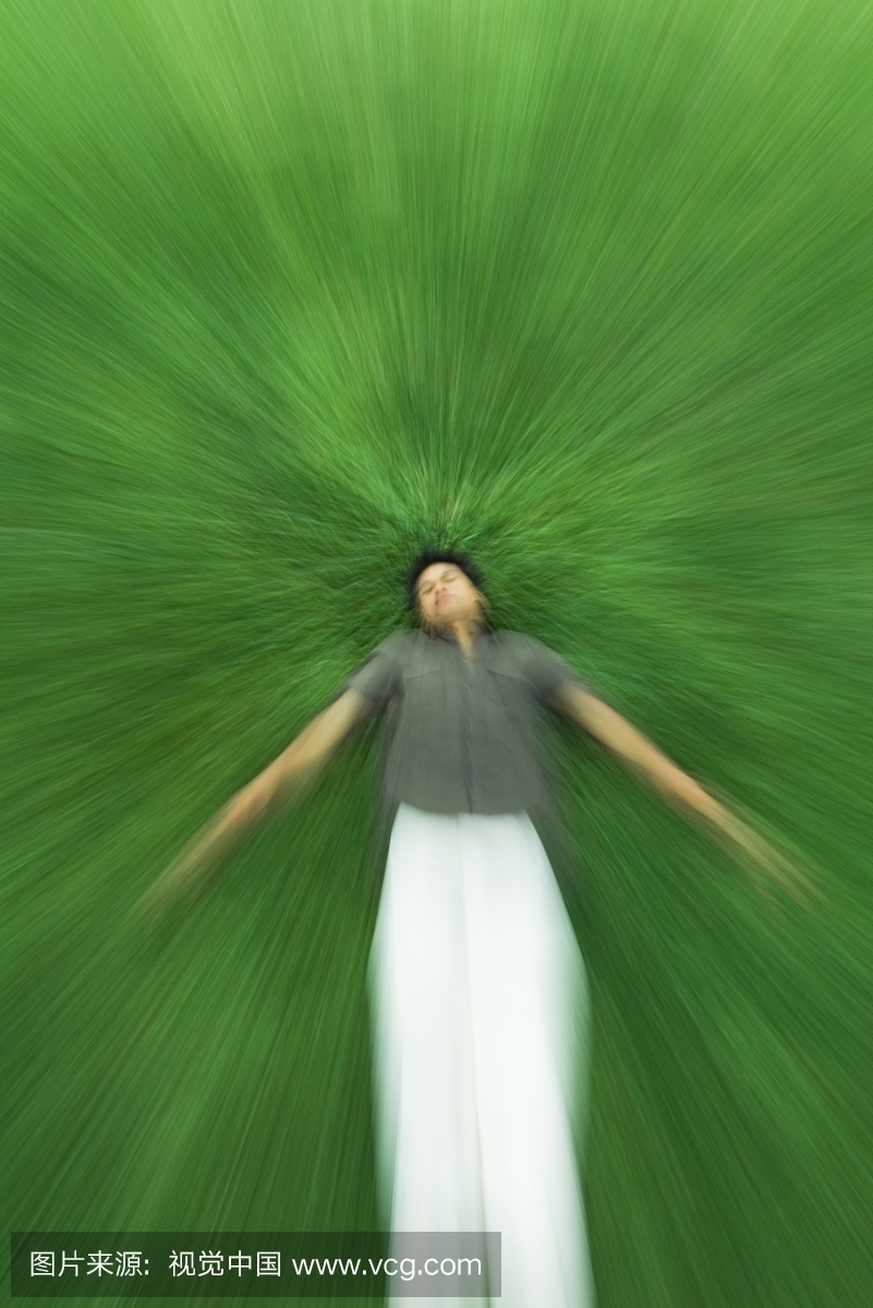 男人躺在草地上闭着眼睛,模糊的动作