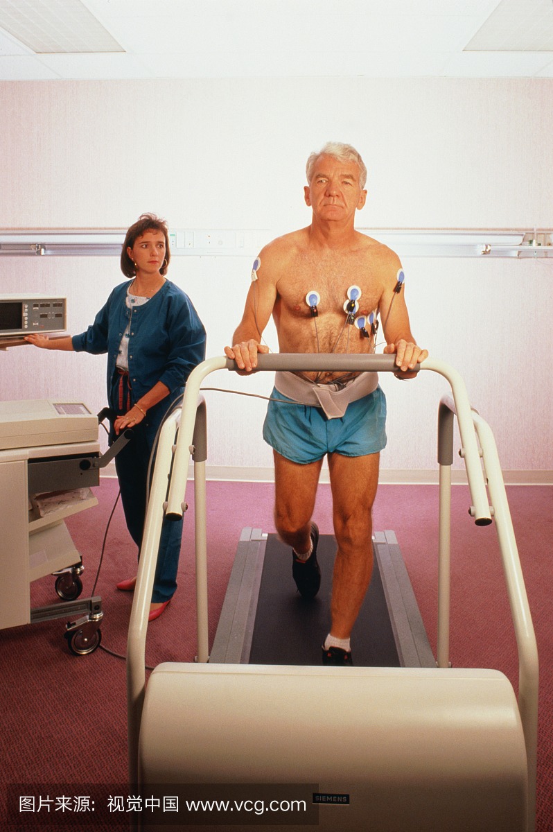 跑步机上的老人用于测试运动效果