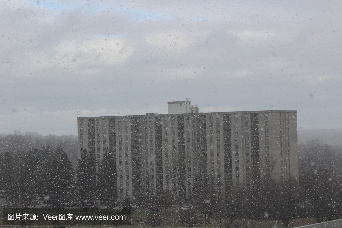 伦敦安大略天际线在暴雨和暴风雪期间。西南部