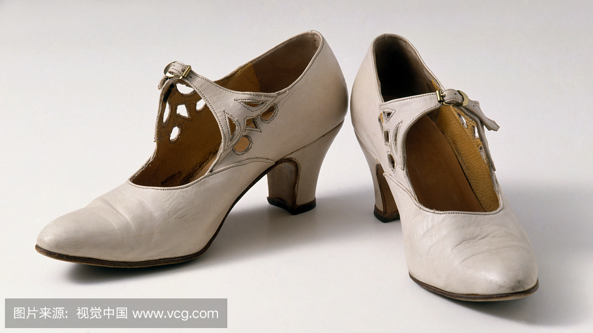 成对的20世纪20年代的女士米色皮鞋与带扣和