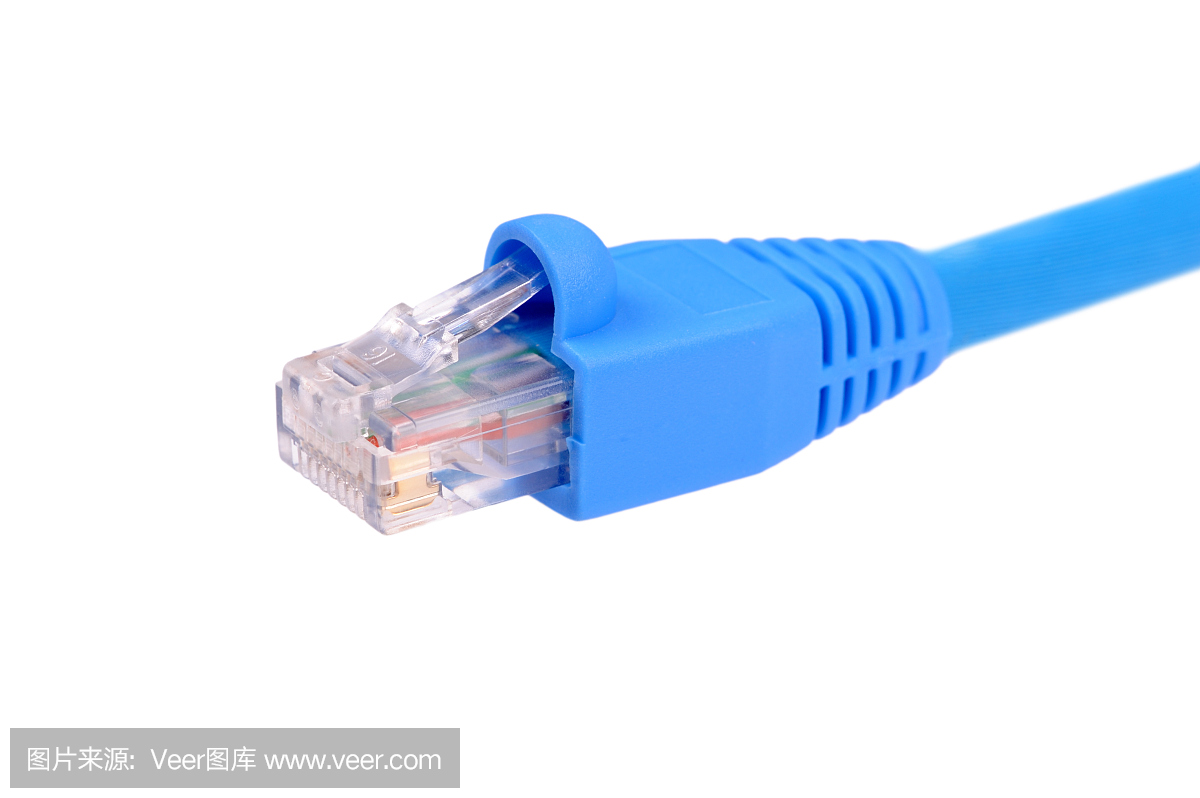 在白色背景上孤立的蓝色utp cat6网络电缆