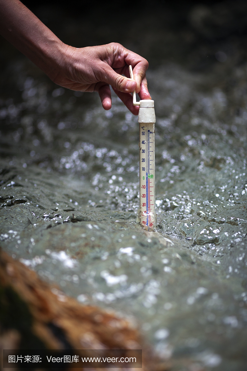 寒冷,仅一个中年女人,测量工具,科学实验