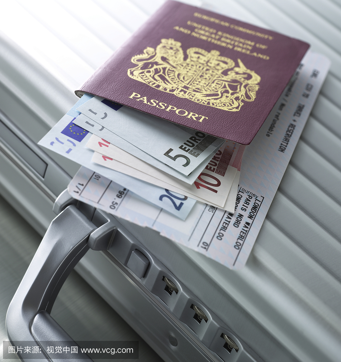 护照,欧洲纸币和公文包上的火车票