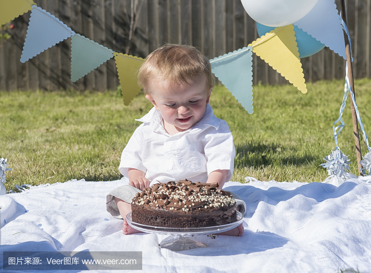 一岁的小男孩巧克力蛋糕粉碎