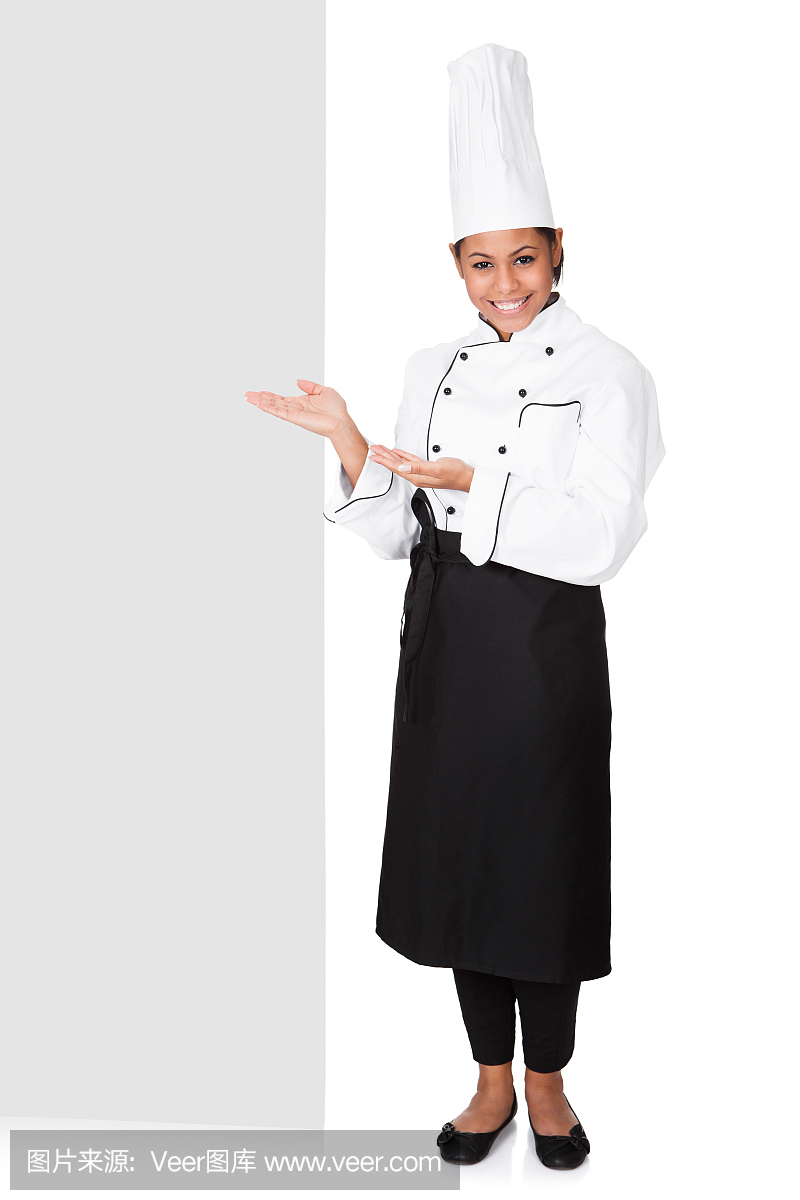 女厨师站在标语牌后面
