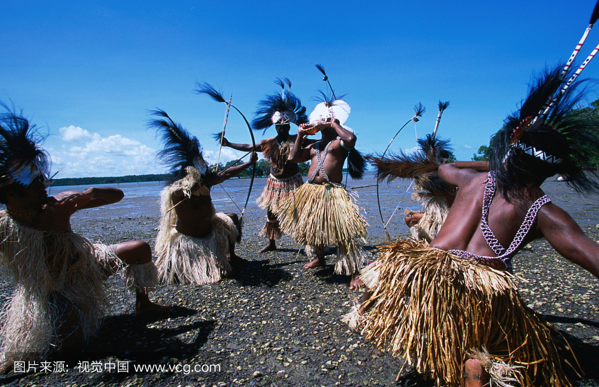 波尼岛,托雷斯海峡群岛的传统舞者。