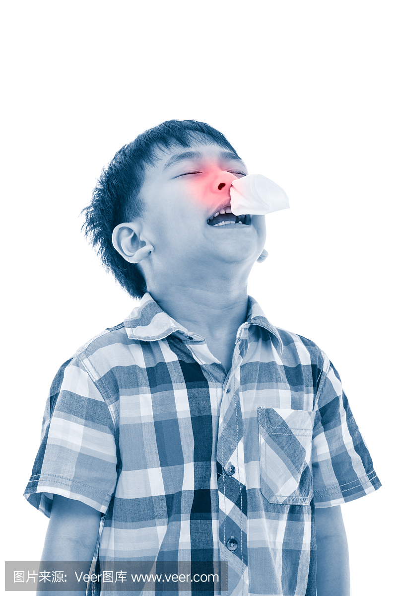 男孩用纸巾擦拭鼻子。有过敏症状的小孩