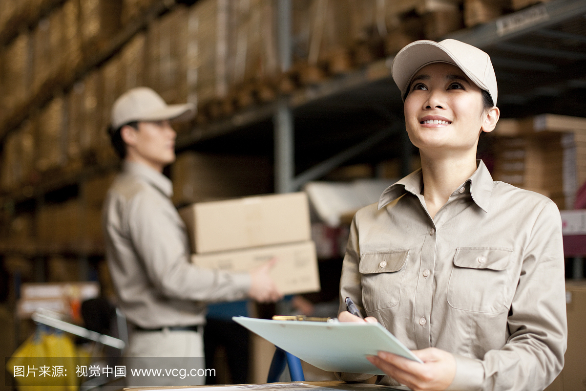 物流工作人员做记录