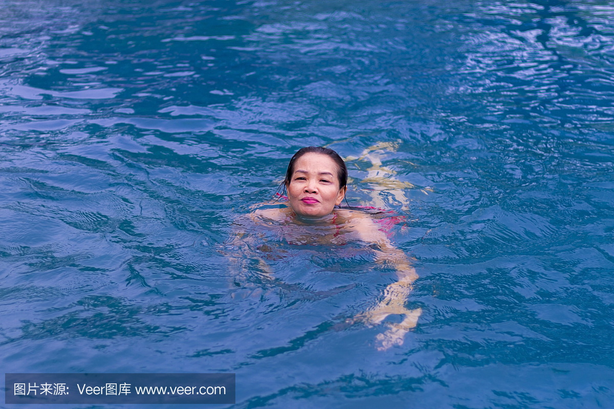 高清组图 水下拍摄的女子花样游泳-搜狐