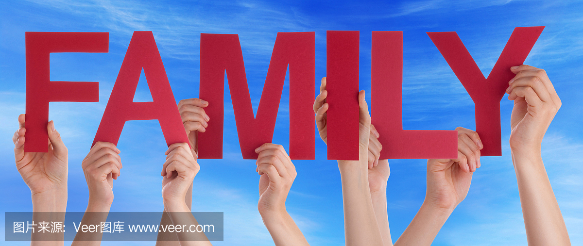 人们手中持有红色直字词家庭天空