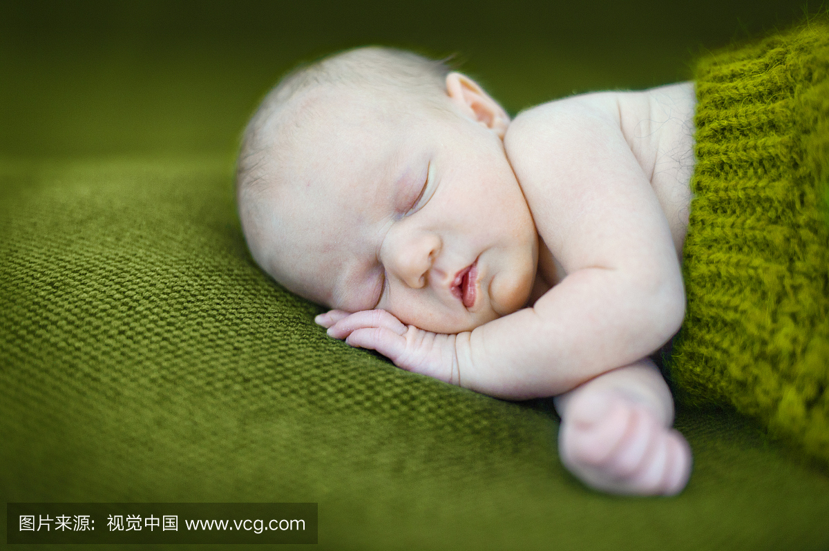 羊毛毯里的新生儿睡在毯子上
