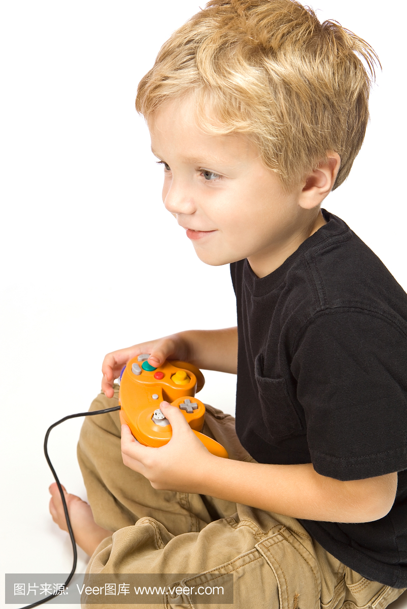 儿童男孩玩视频游戏