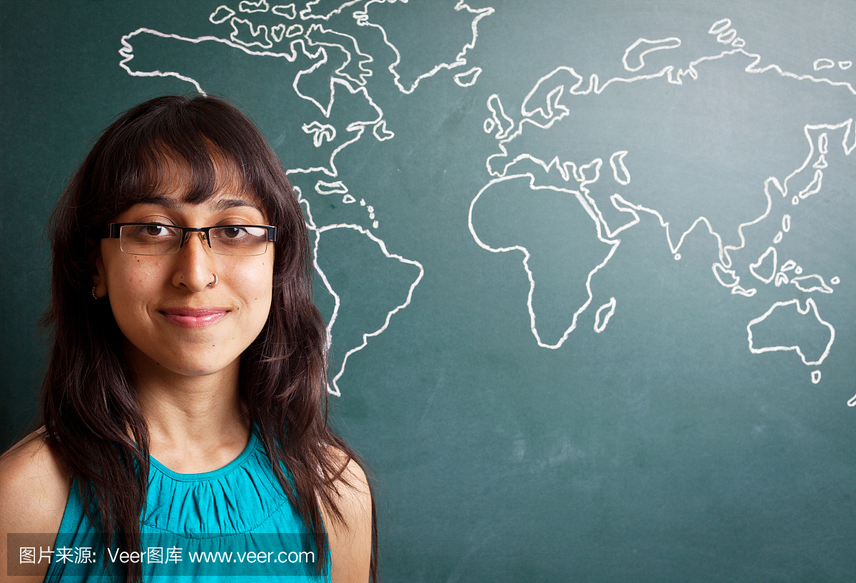 站立与手画世界地图的快乐的女人的女人