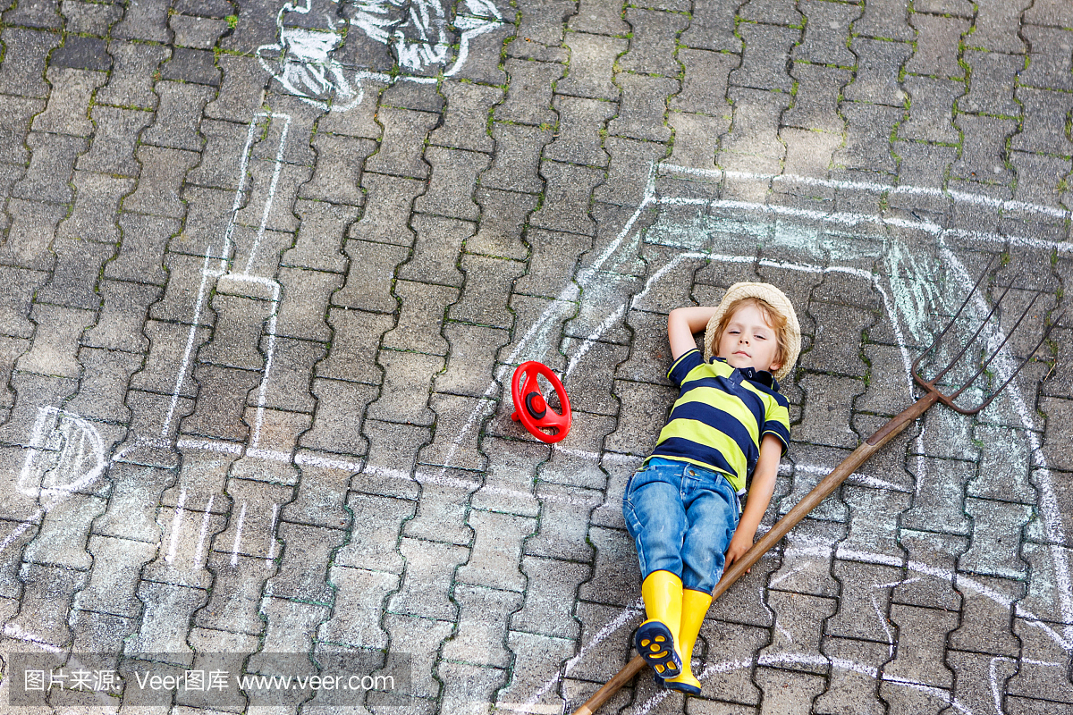 小男孩乐趣与拖拉机图画与粉笔