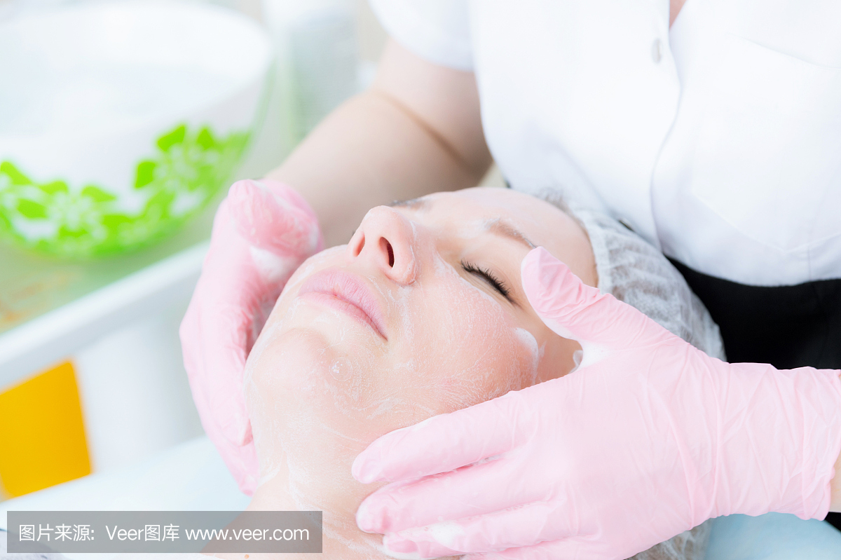 美容院办公室清洁程序的特写镜头。用泡沫清洁