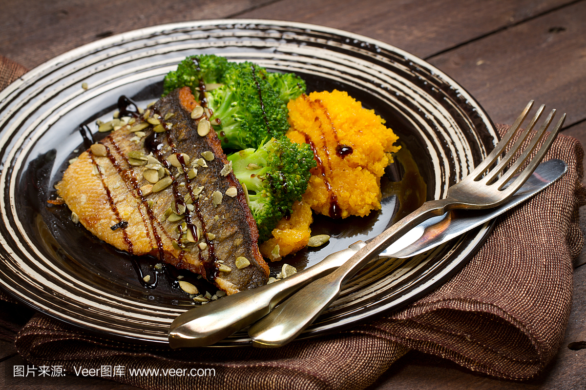 烤南瓜籽,西兰花和辣南瓜泥鲈鱼