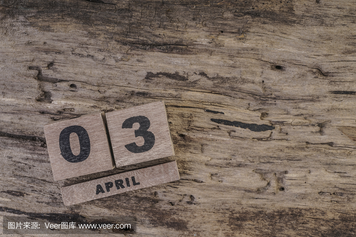 4月的立方体日历在木背景上