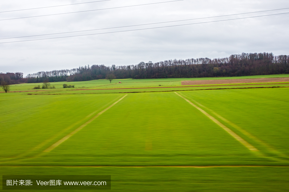 艾克斯普罗旺斯和巴黎之间的高速列车通过玻璃