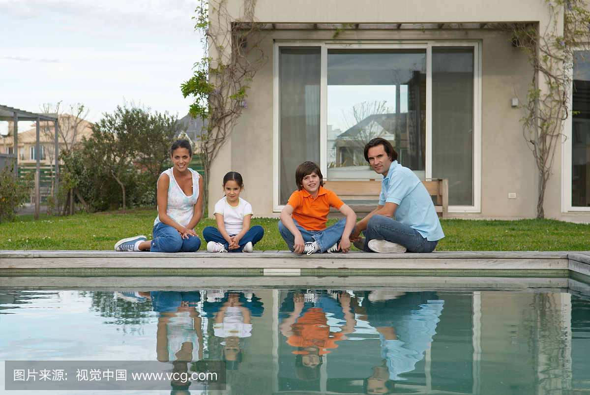 父母和孩子(7-11)通过游泳池,肖像
