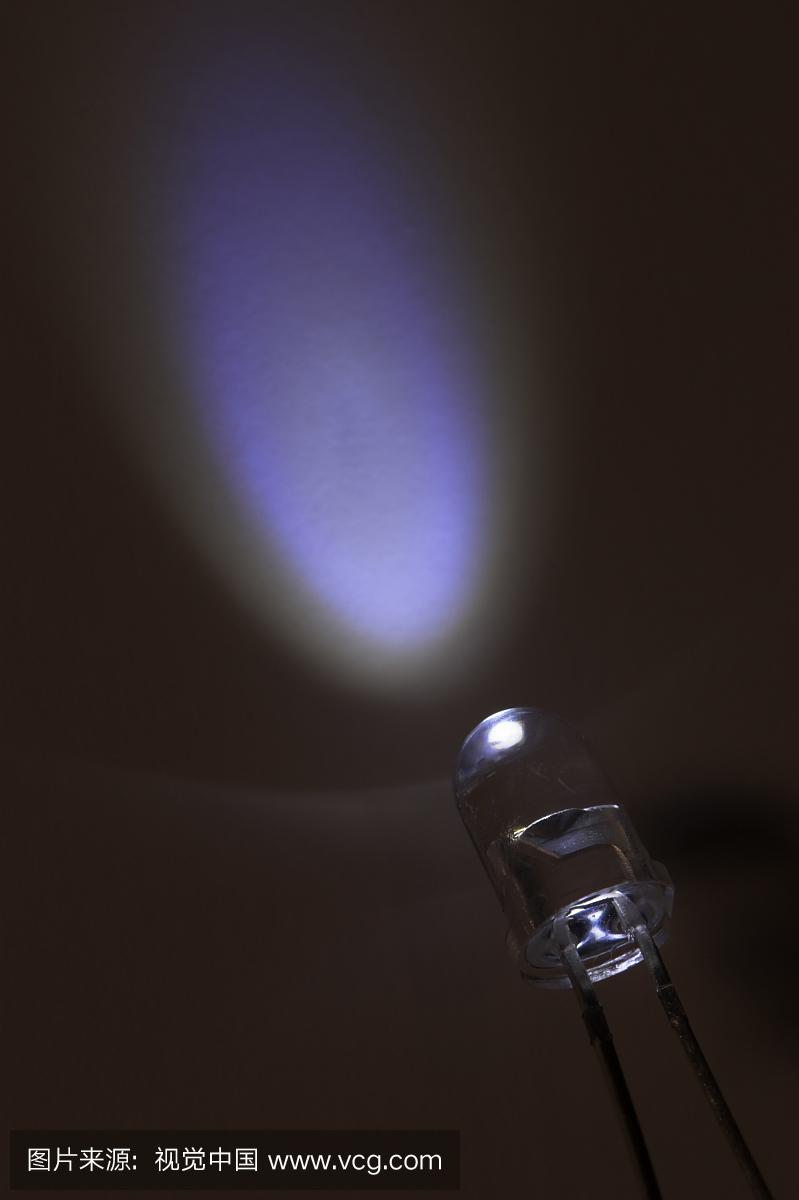 发光二极管(LED)基于正向偏置异质结并发射其