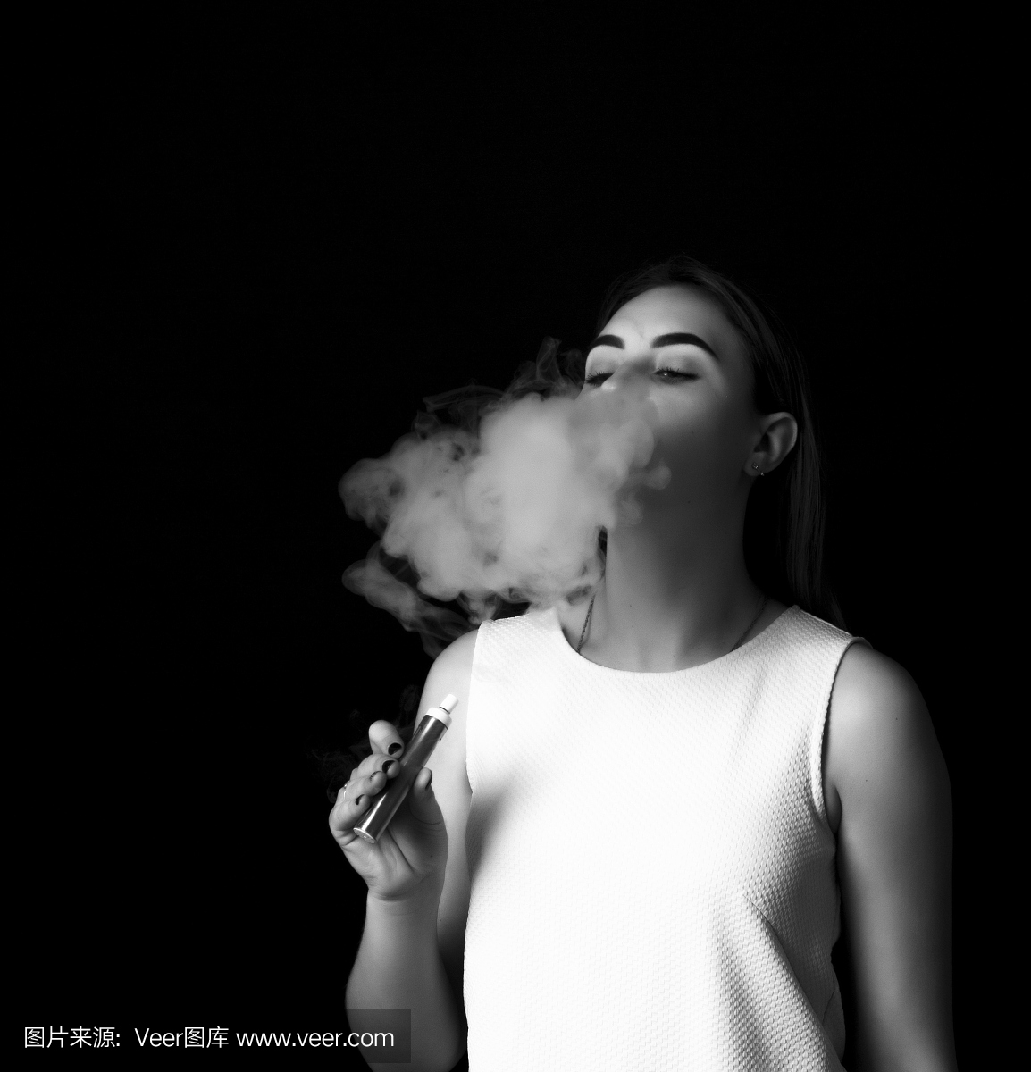 年轻漂亮的女孩吸烟电子烟