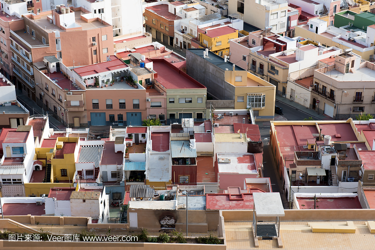 小镇西班牙贫民区的屋顶和露台