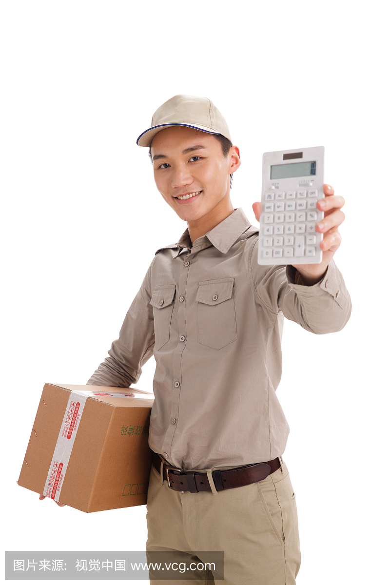 年轻的物流人员拿着计算器