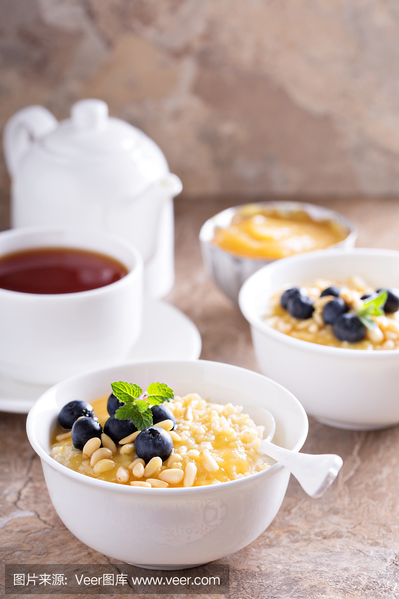 煮熟的小米粥,柠檬凝乳和蓝莓