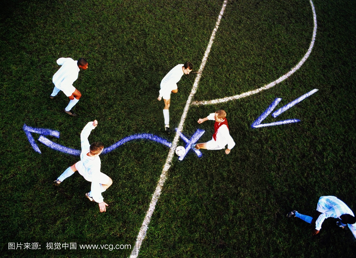 男子足球运动员运球,箭头显示动作,俯视图