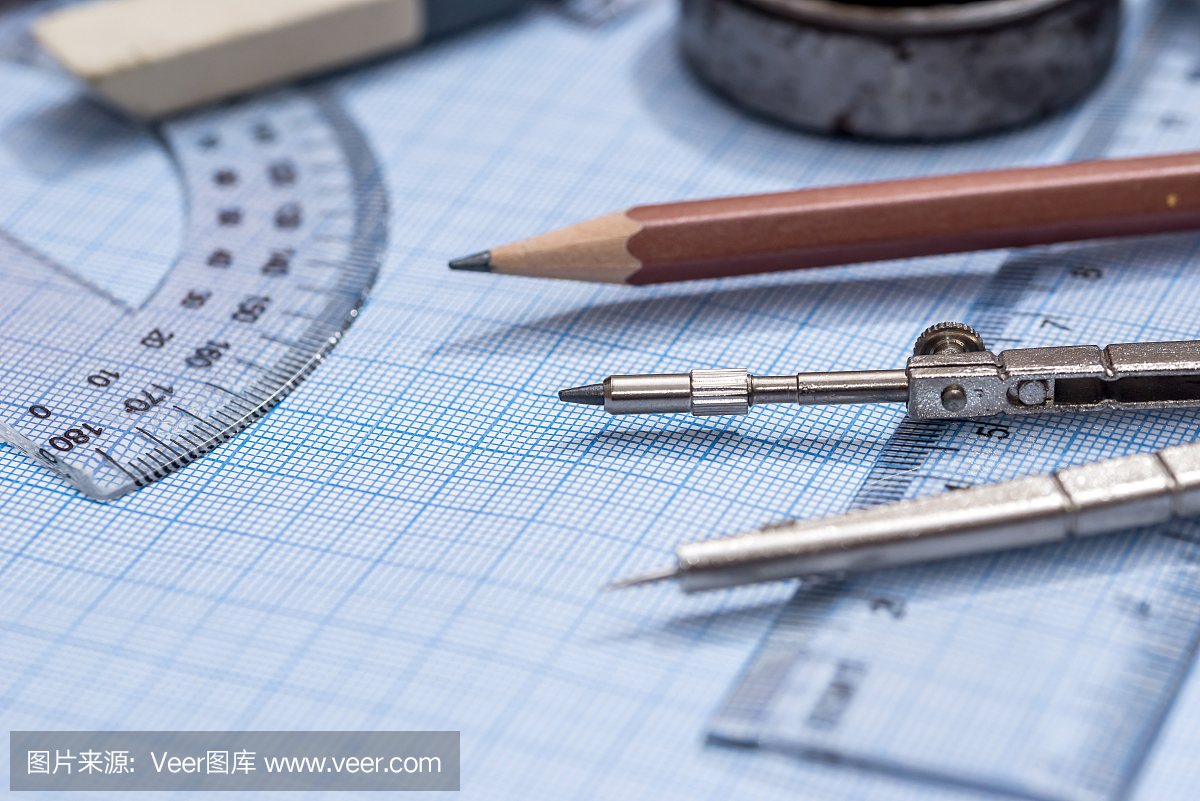 在车库机械上说明罗盘,图纸和尺子背景铅笔建筑设计绘制图片
