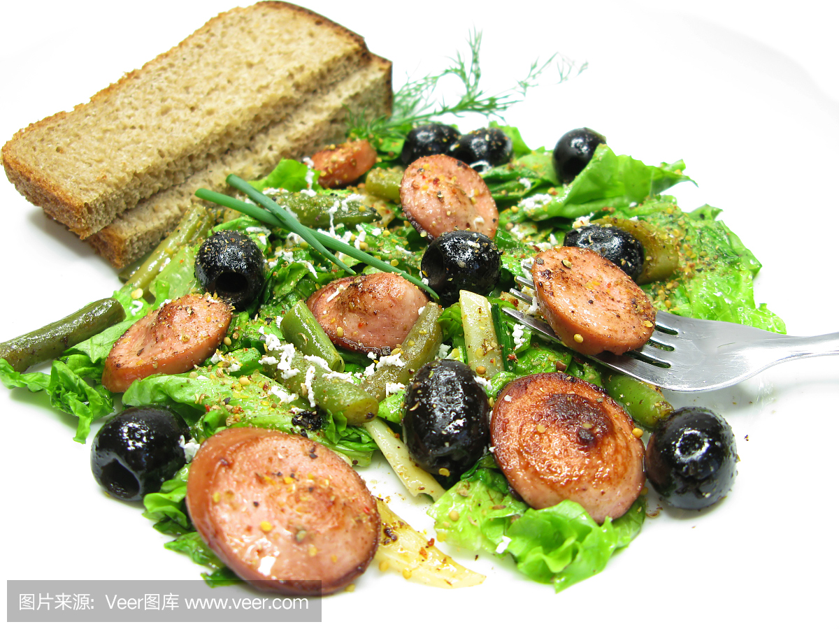 希腊热沙拉用香肠和橄榄