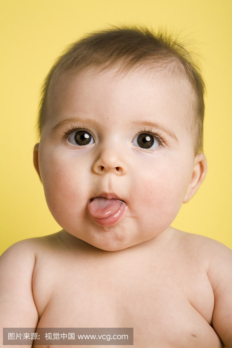 男婴(4-7个月)伸出舌头,肖像