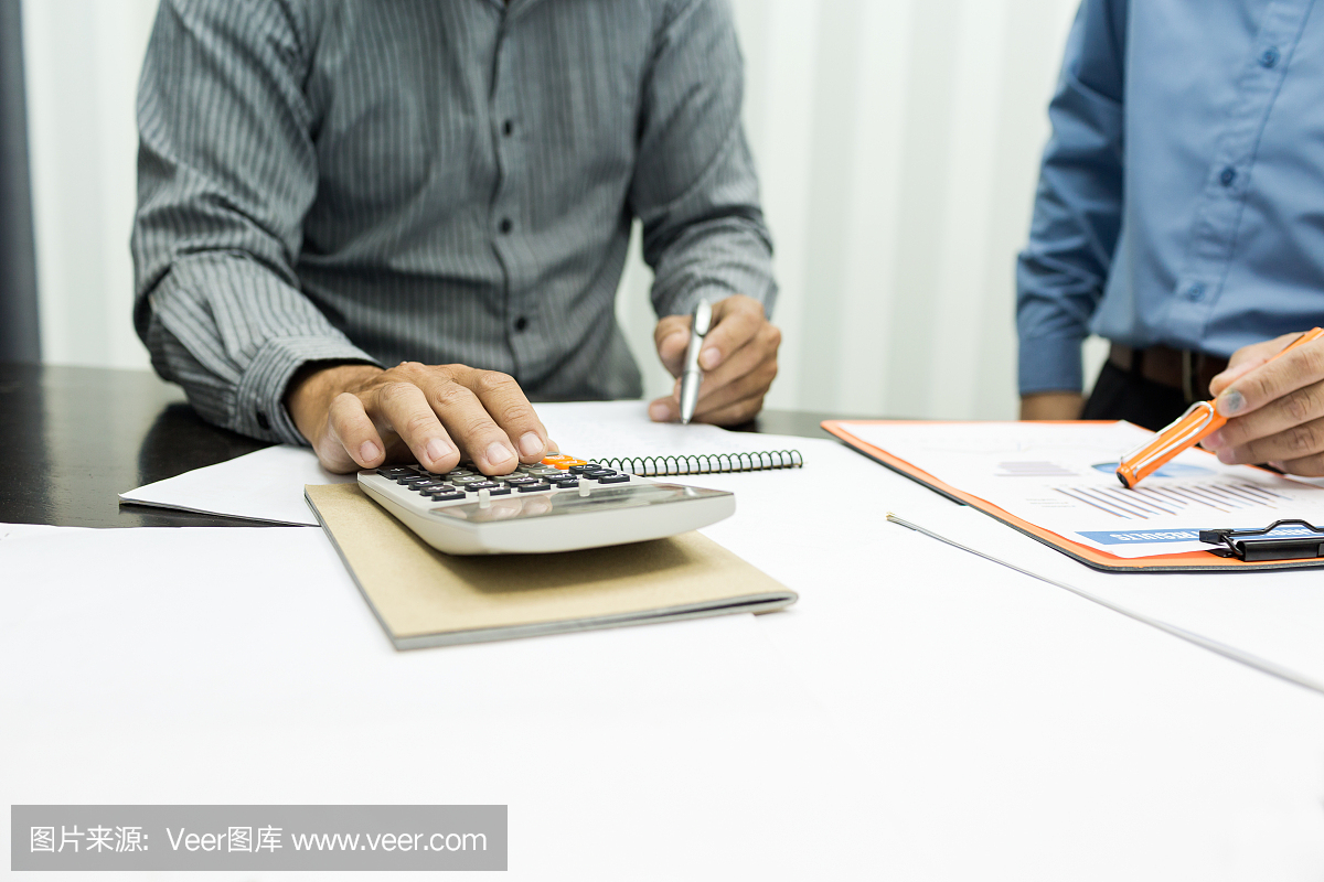 做税收入的人用计算器在办公室计算